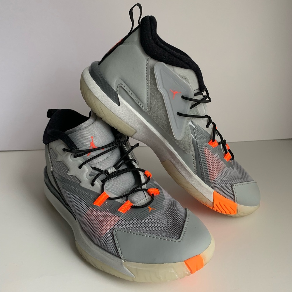 Jordan’s Zion 1  Smoke Gray Size 3Y